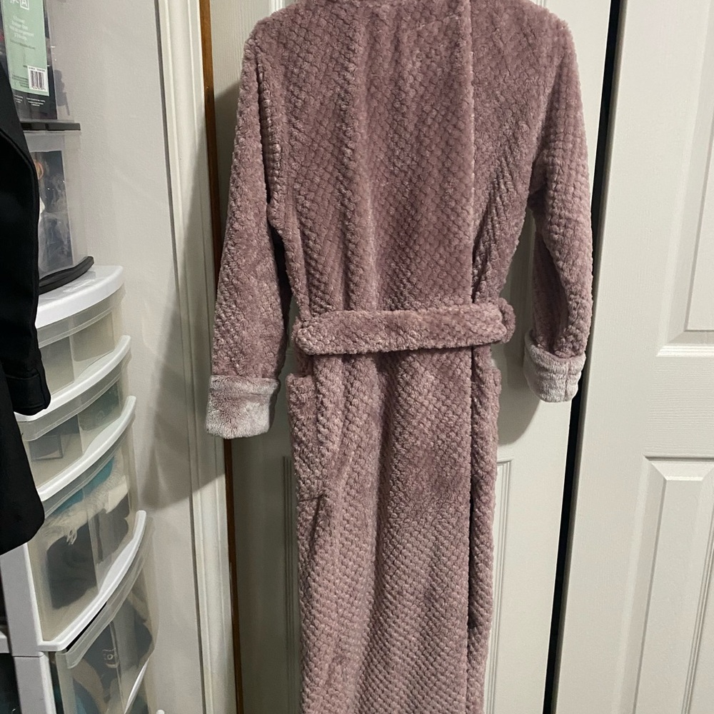 Luxurious Mauve Plush Robe - Picture 3 of 6